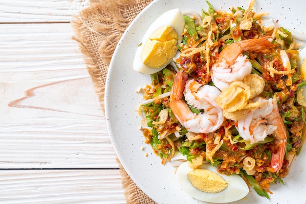 Wing Bean oder Betelnüsse Würziger Salat mit Garnelen und Garnelen