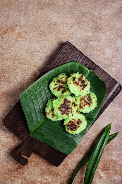 Wingko Pandan ist ein traditioneller Pfannkuchen aus Java, der aus geriebenem Kokosnussmehl und Zucker hergestellt wird