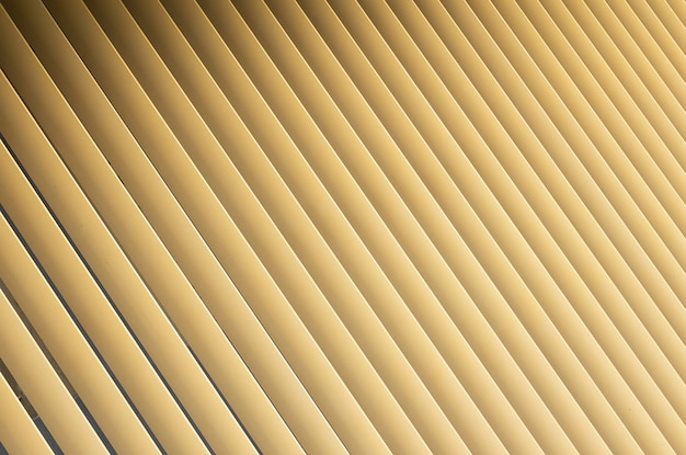 Winkelsicht von beige oder goldenen Streifen 3d. Louvre Fensterläden wie Muster.