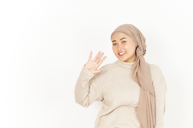 Winken Hand Gruß der schönen asiatischen Frau mit Hijab isoliert auf weißem Hintergrund