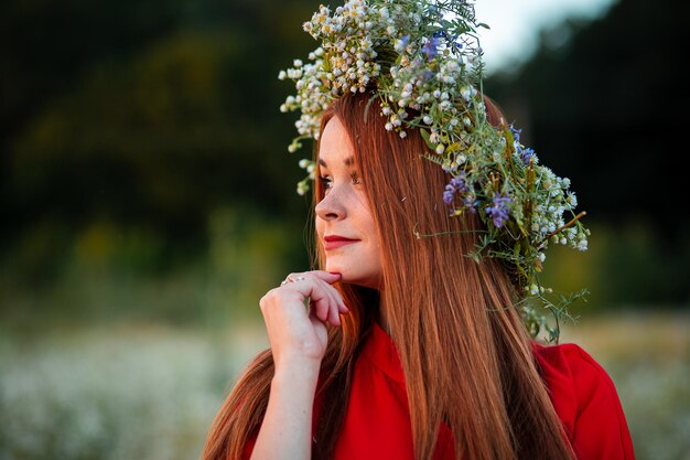 Winnyzja Ukraine 18. Juni 2021 Porträt eines rothaarigen Mädchens mit einem Kranz auf dem Blumenkopf Kopierraum