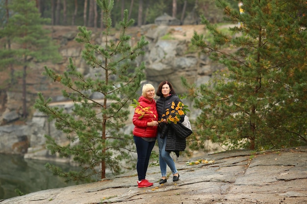 Winnyzja Ukraine 20. August 2021 Zwei schöne ukrainische Frauen stehen in der Nähe eines Steinbruchs in der Ukraine Korostyschiw