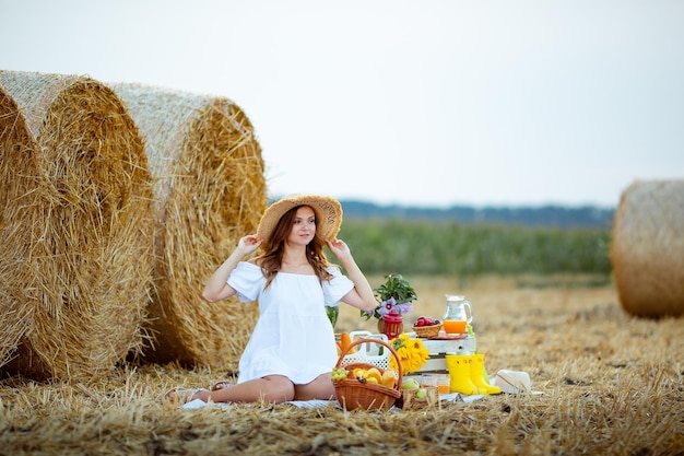 Winnyzja Ukraine 9. August 2022 Porträt eines schönen jungen Mädchens mit Hut im Sommer auf dem Feld