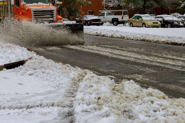 Winter das Schneeräumfahrzeug Schneeräumung Weg nach starkem Schneefall