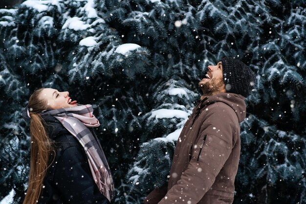 Winter-Date-Ideen, um sich günstige First-Date-Ideen für Winterliebes-Dating-Datings im Freien in der kalten Jahreszeit gemütlich zu machen