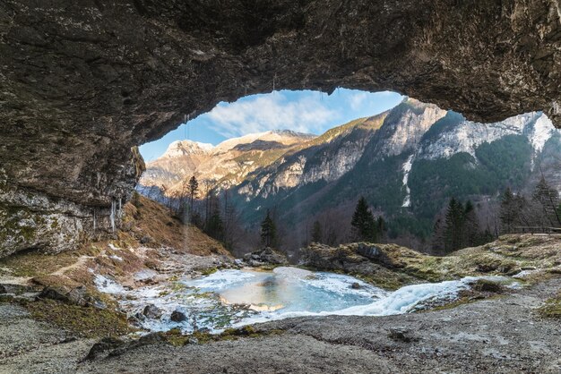 Foto winter-eisspiele im fontanon von goriuda wasserfall friuli italien