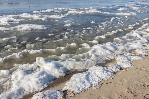 Winter Flussufer mit gefrorenem Wasser Gefrorenes Flussufer Erstes Eis auf dem Fluss