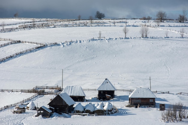 Winter-Gebirgslandschaft mit schneebedeckten Häusern