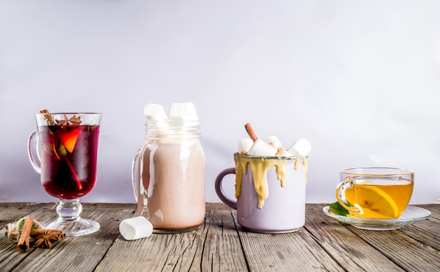 Winter Herbst traditionelle Getränke - Kürbis Latte, heiße Schokolade, Tee mit Zitrone, Glühwein