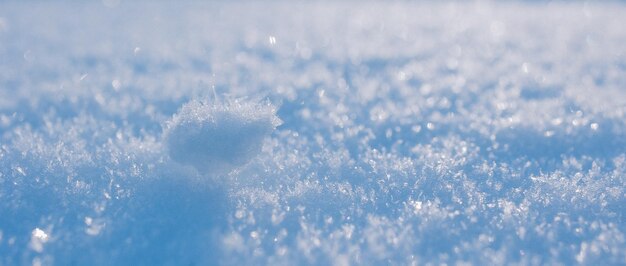 Winter Hintergrund der frohen Weihnachten und des guten Rutsch ins neue Jahr Schneeverwehungen mit Licht und Schneeflocken Schöner weicher atmosphärischer natürlicher Hintergrund in pastellfarbenen Lichtfarben Platzbanner kopieren