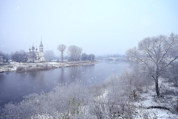 Winter im russischen Dorf / Winterlandschaft, Wald in Russland, schneebedeckte Bäume in der Provinz