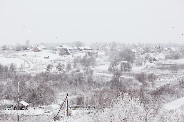 Winter im russischen Dorf / Winterlandschaft, Wald in Russland, schneebedeckte Bäume in der Provinz