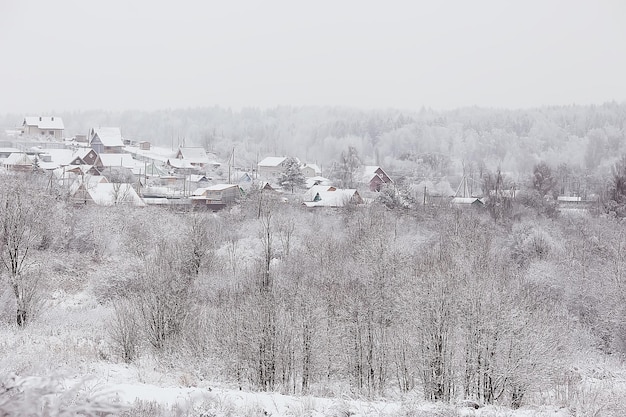 Winter im russischen Dorf / Winterlandschaft, Wald in Russland, schneebedeckte Bäume in der Provinz