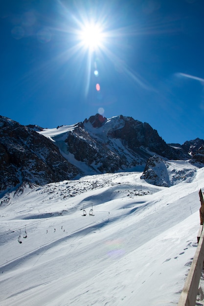 Winter in den Bergen von Kasachstan im Lager der Bergsteiger an einem hellen, sonnigen Tag