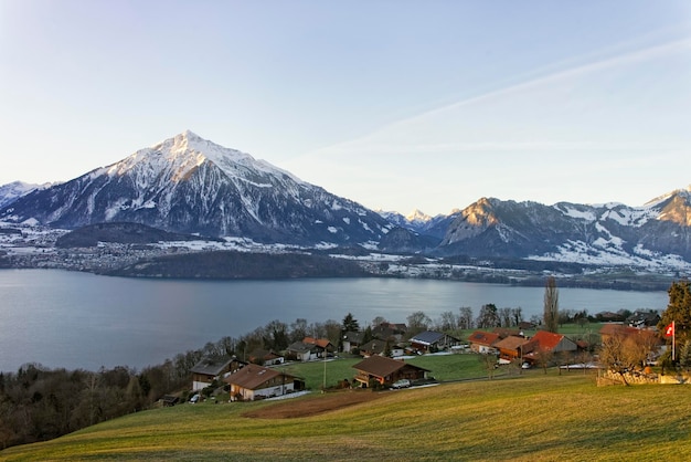 Foto winter in den schweizer alpenbergen in der nähe des thuner sees