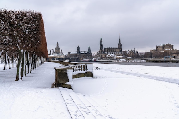 Winter in Dresden Blick auf die Altstadt und die Elbe