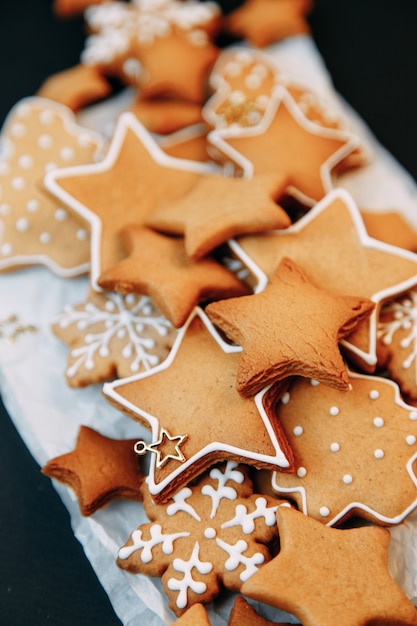 Winter-Ingwer-Plätzchen in Form eines Sterns auf einem Holzbrett Weihnachtsplätzchen-Set