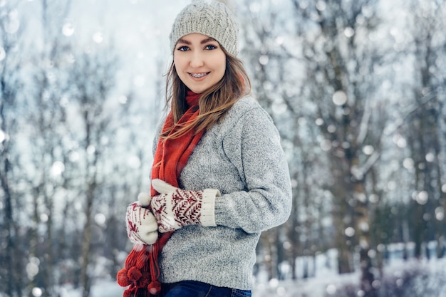 Winter junge Frau Porträt Schönheit fröhliches Modell Mädchen lachen und Spaß im Winterpark haben