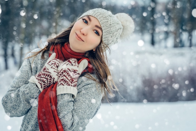 Winter junge Frau Porträt Schönheit fröhliches Modell Mädchen lachen und Spaß im Winterpark haben