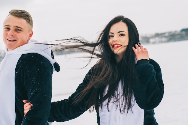 Winter Liebesgeschichte, ein schönes junges Paar in Panda passt