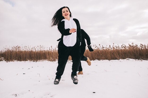 Winter Liebesgeschichte, ein schönes junges Paar in Panda passt