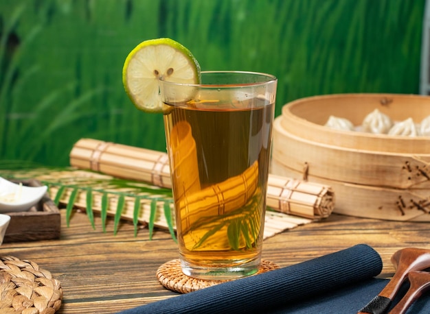 Winter Melon Lemon tea con servilleta servida en un plato de madera vista lateral de la comida de taiwán