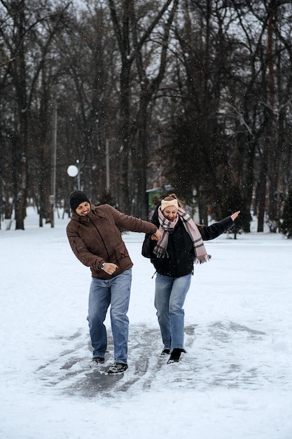 Winter-Paar-Aktivitäten Winter-Date-Ideen zum Kuscheln in der kalten Jahreszeit für junge Paare