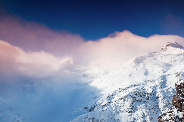 Winter schneebedeckte Berge bei Sonnenuntergang. Kreativer Toning-Effekt. Schöne Winterlandschaft