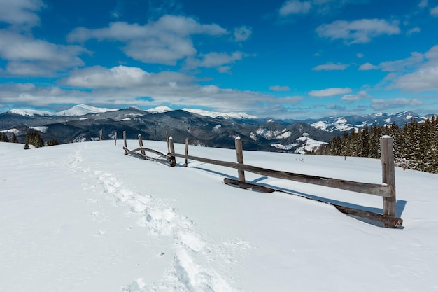 Winter schneebedeckte Karpaten Ukraine