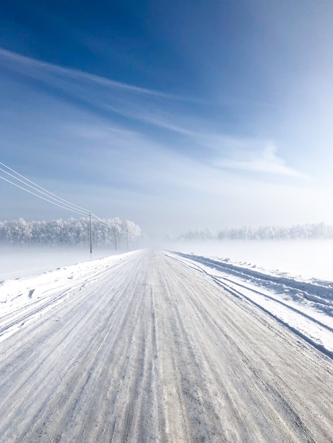 Winter Schneefall. verschneite Straße