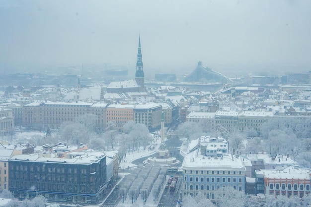 Winter-Serenität in Riga ein schneebedecktes Stadtbild mit bemerkenswerten Sehenswürdigkeiten