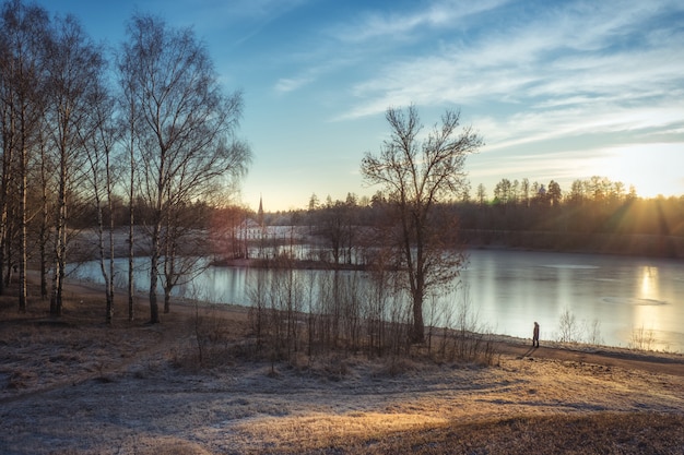 Winter Sonnige Landschaft mit einem alten Palast