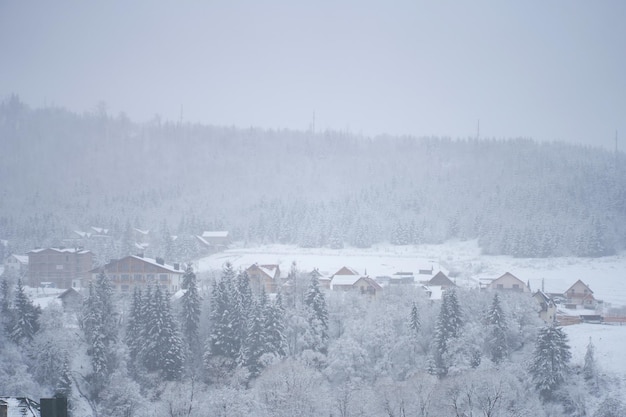 Winter Ukrainische Karpaty weiße schneebedeckte Berglandschaft