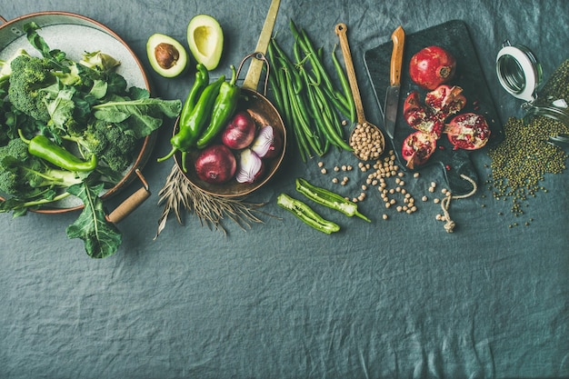 Winter vegetarisches Essen Kochzutaten grauer Leinenhintergrund Kopierraum