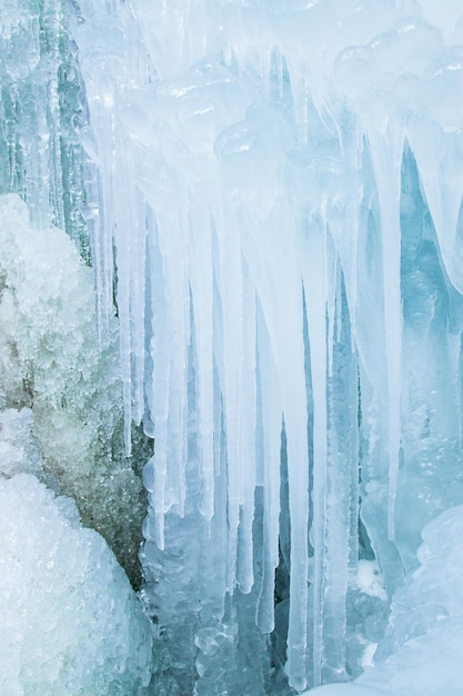 Winter vertikaler Hintergrund aus Eis Eiszapfen gefrorene Wassertropfen