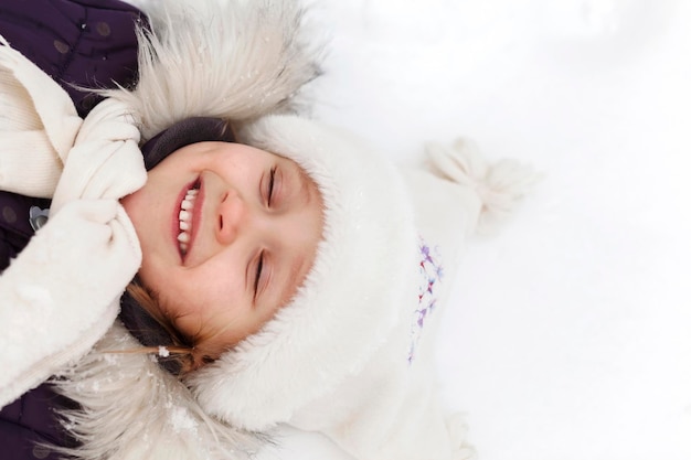 winter weihnachten nahaufnahme glücklich porträt glück konzept kleines mädchen kind lächelndes wintergesicht