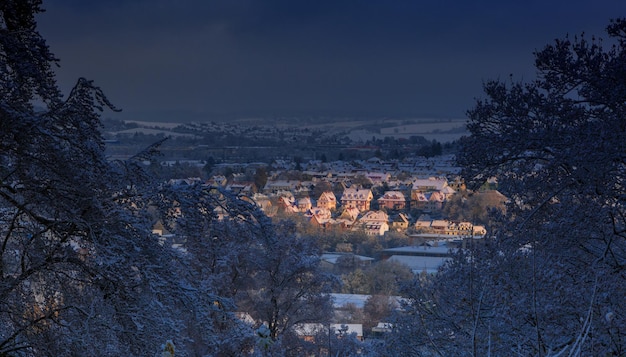 Winterabend in einer verschneiten StadtWinterabend in einer verschneiten Stadt