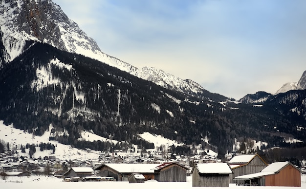 Winteransicht einer Kleinstadt in den alpinen Bergen