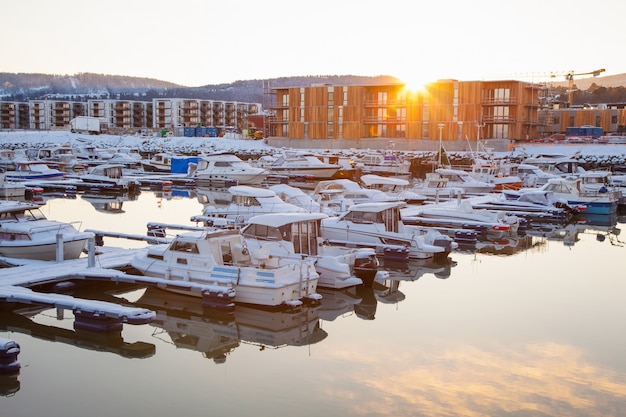 Winteransicht eines Yachthafens in Trondheim Grilstad