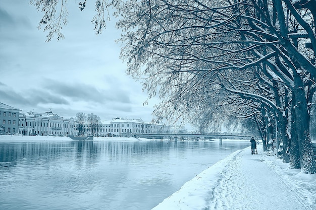 Winteransicht, Landschaftsdamm des Flusses in der Stadt, Novemberlandschaft