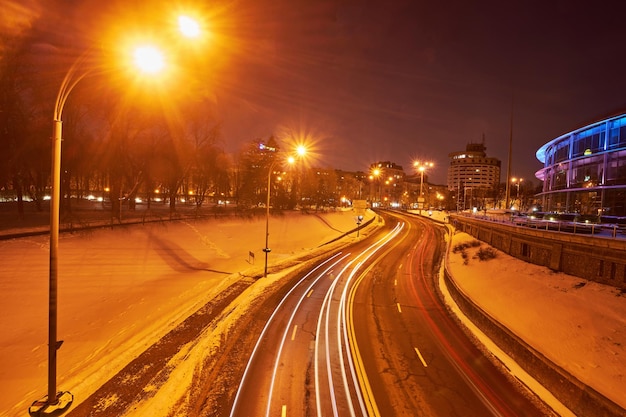 Winterautobahn nachts