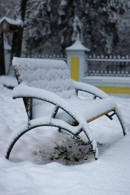 Winterbank mit Schnee bedeckt