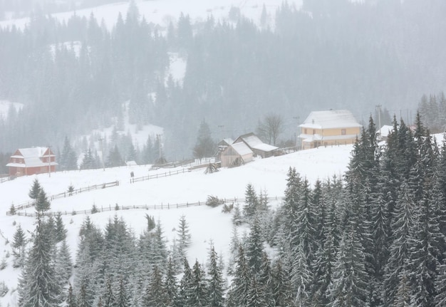 Winterbergdorflandschaft des frühen Morgens