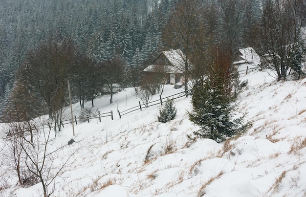 Winterbergdorflandschaft des frühen Morgens