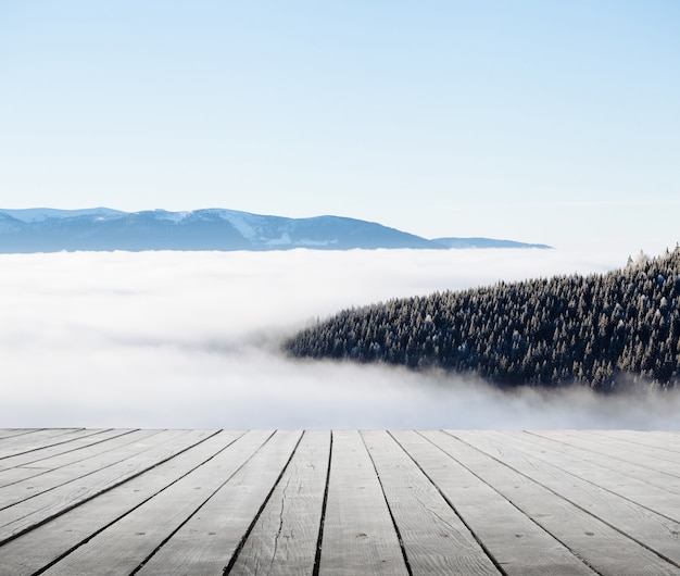 Winterberge mit Nebel und Holzboden