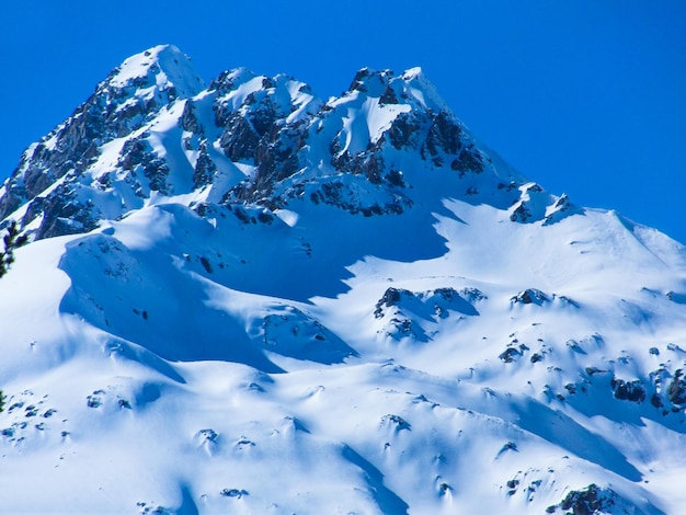 Winterberge weiße schneebedeckte Bergspitze Berge des Nordkaukasus