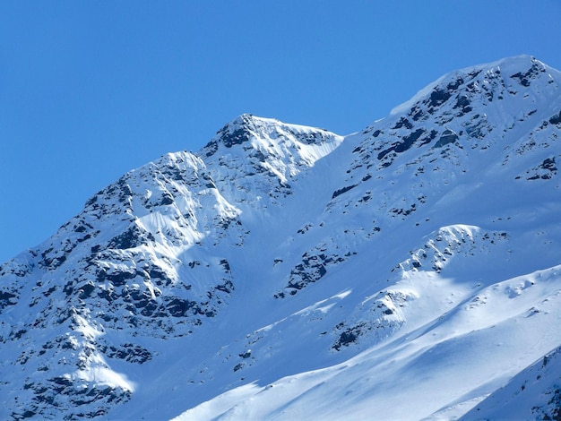 Winterberge weiße schneebedeckte Bergspitze Berge des Nordkaukasus