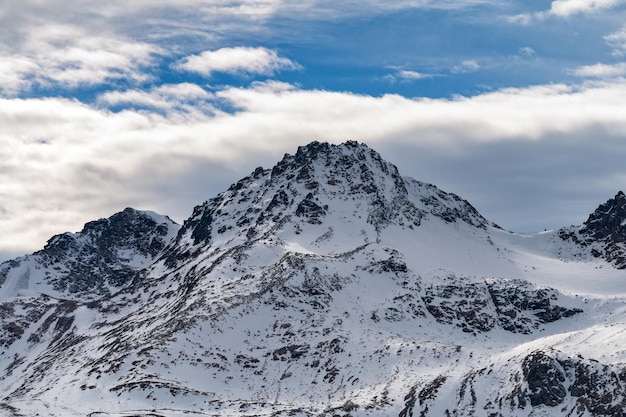 Winterberglandschaft mit Felsen und Schneekaukasus