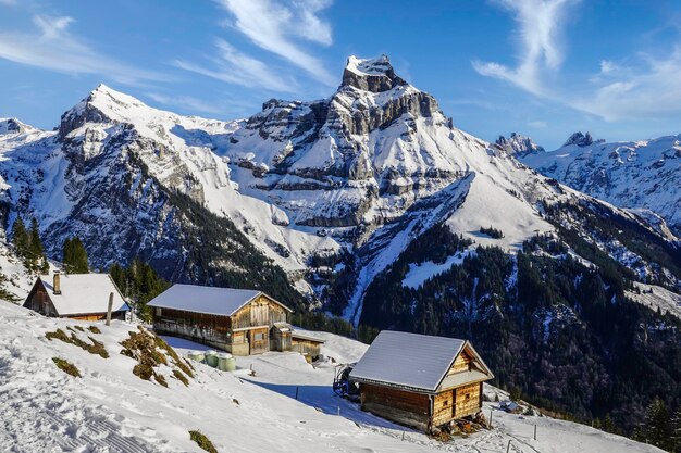 Winterberglandschaft mit holzhaus an sonnigen klaren tag