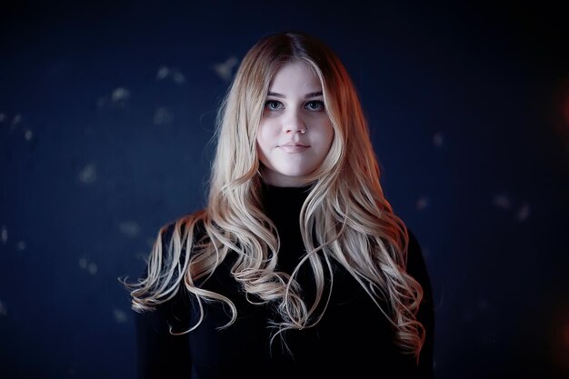 Winterblondine / junges Erwachsenenmodell, Blondine mit langen schönen Haaren, die in der Wintersaison posieren